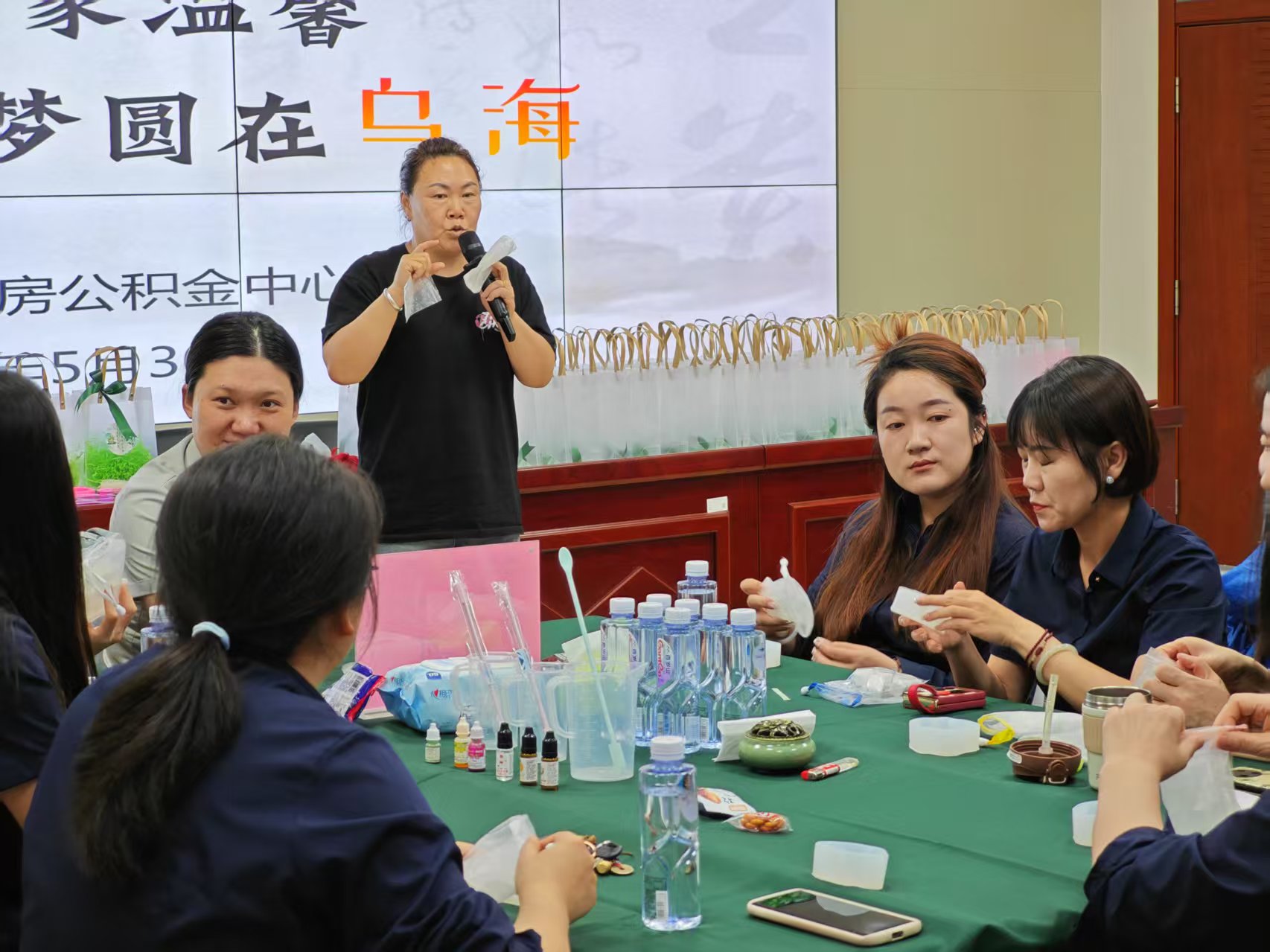 内蒙古英创人力资源服务有限公司为某事业单位举办“巧手制香皂，浓情过端午”主题活动
